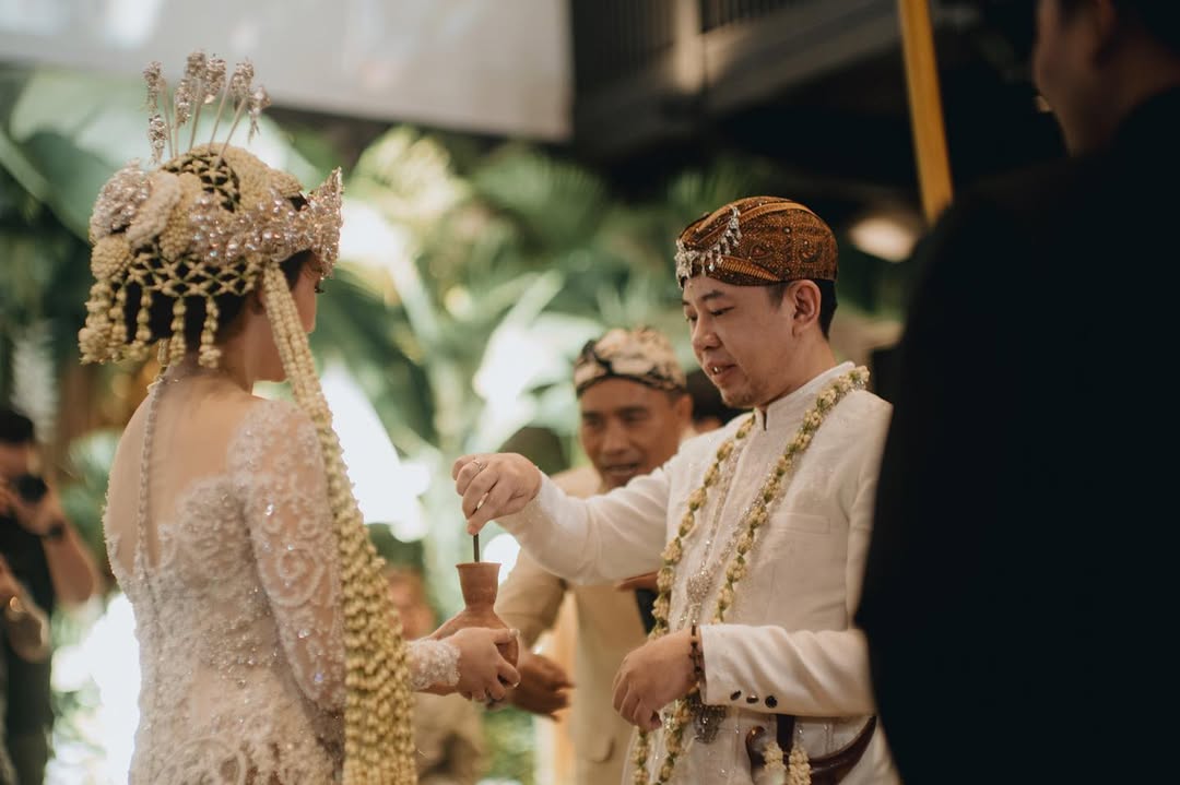 Meuleum harupad dalam resepsi pernikahan adat sunda