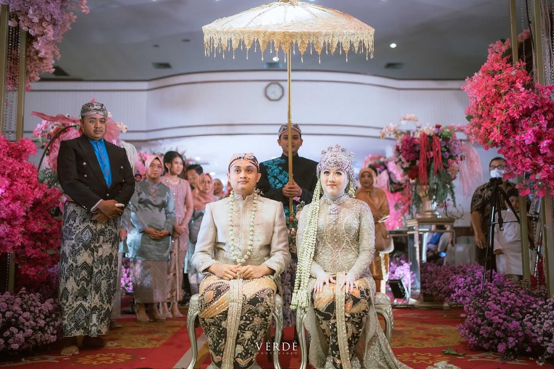 @glowy_weddingorganizer/Ilustrasi prosesi sawer panganten adat Sunda dengan lirik sawer panganten bismillah