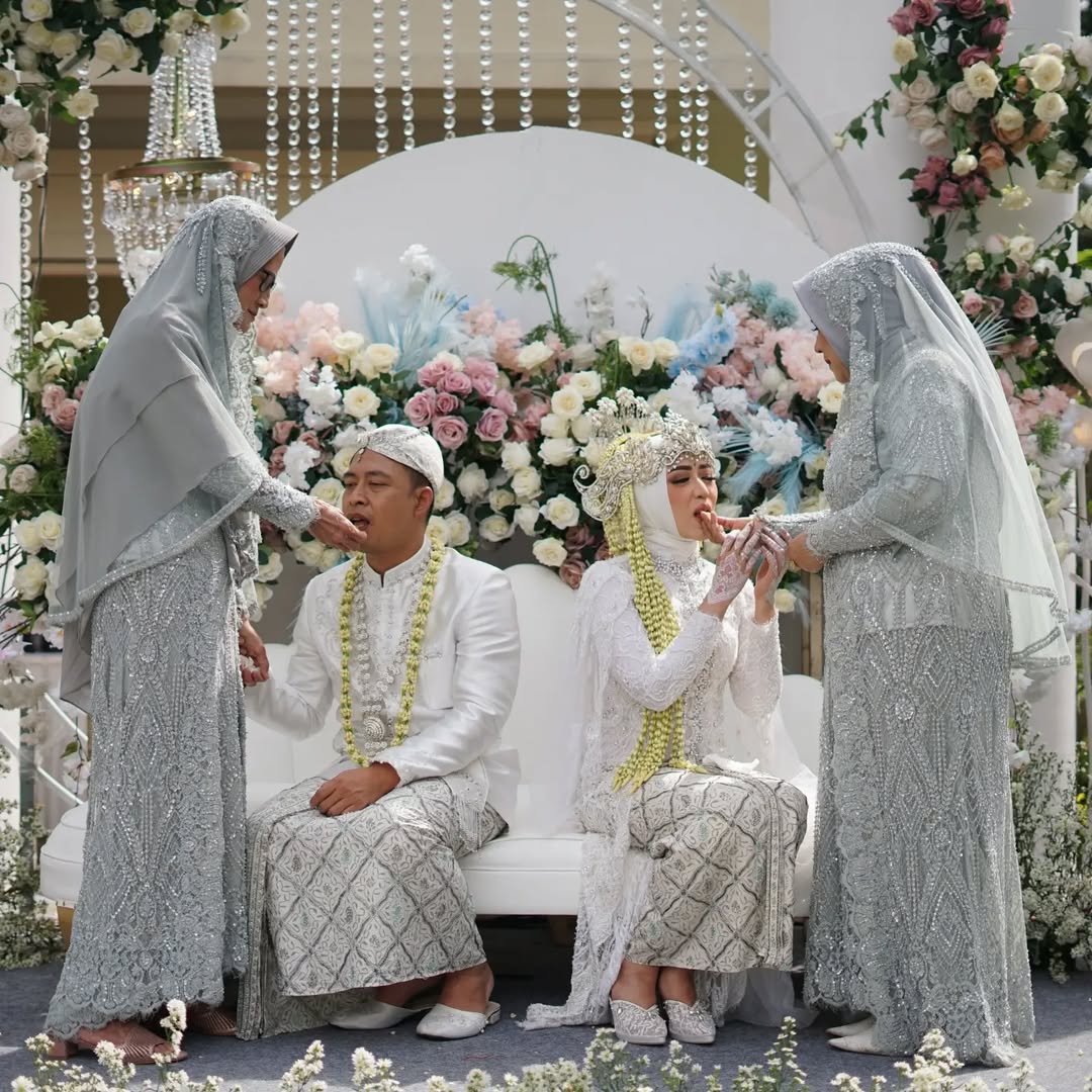 Prosesi Huap Lingkung Dalam Pernikahan Adat Sunda